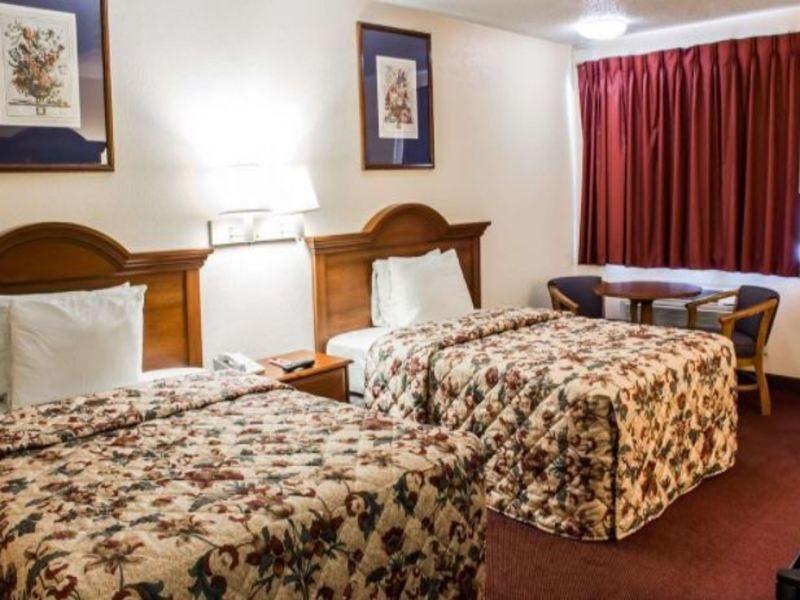 Lodge Econo Hwy 70