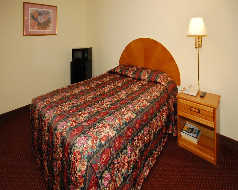 Lodge Econo Hwy 70 *