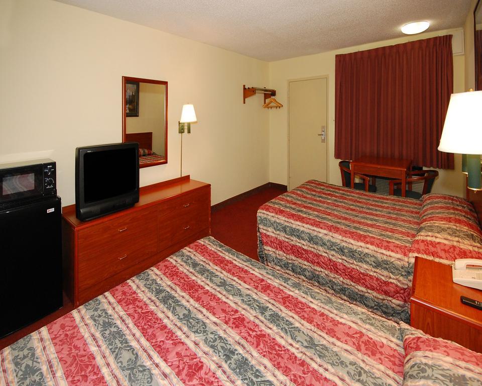 Lodge Econo Hwy 70